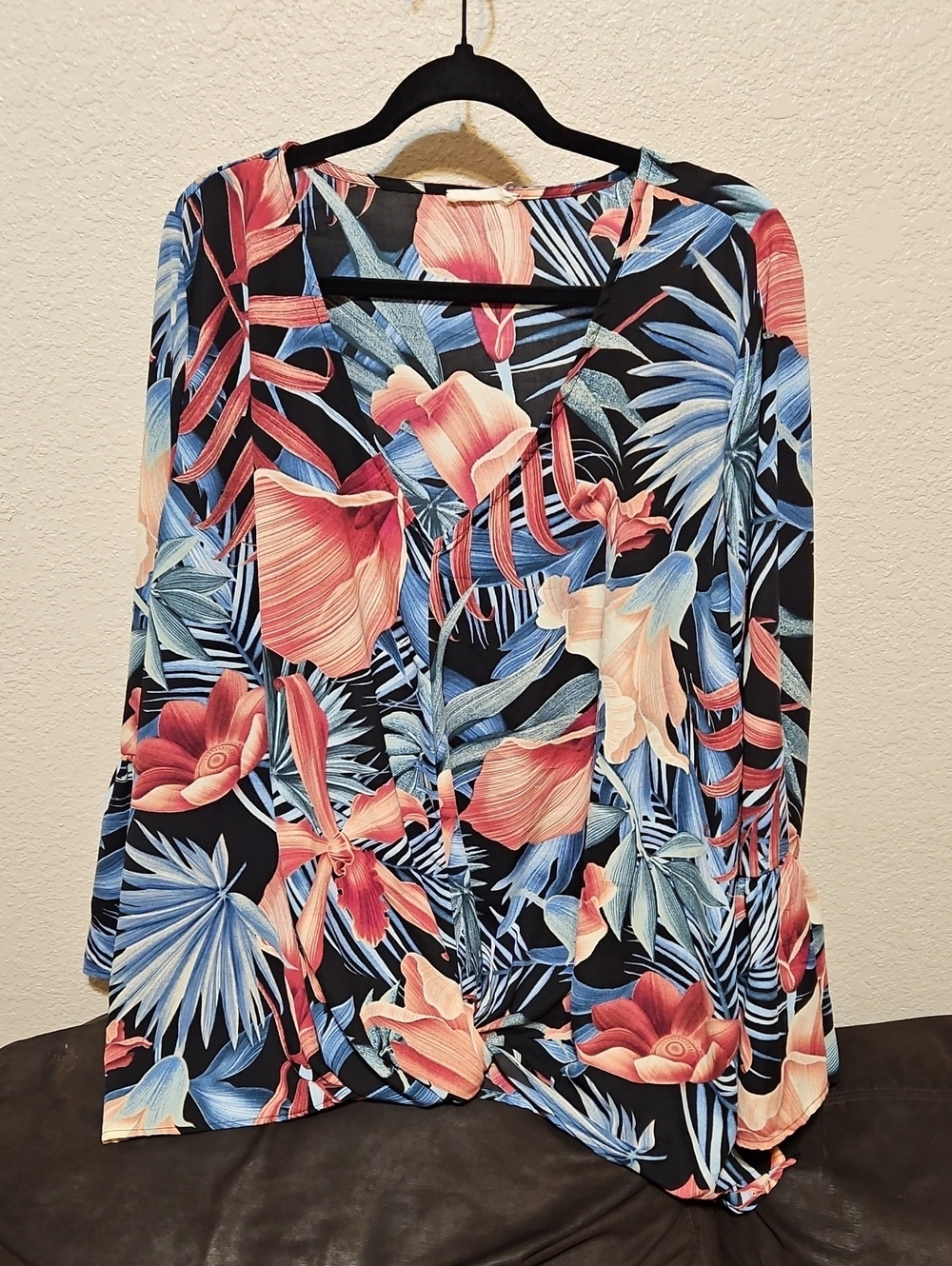ODDY Tropical Floral V-Neck Blouse in Black, Coral & Blue